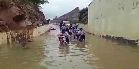 தென்காசி: தாழ்வு ரயில்வே மேம்பாலத்தில் தேங்கும் தண்ணீர் - அவதிக்குள்ளாகும் பொதுமக்கள்