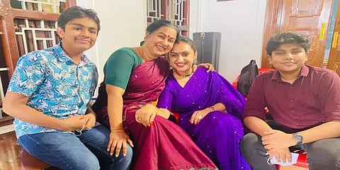 ”யானை படப்பிடிப்பு நிறைவு" - இயக்குநர் ஹரி குடும்பத்தினருடன் ராதிகா சரத்குமார்