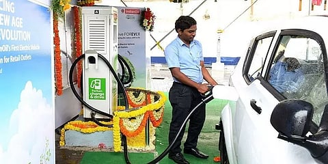 3 ஆண்டுகளில் 10,000 மின்சார வாகன சார்ஜிங் ஸ்டேஷன் அமைக்க இந்தியன் ஆயில் நிறுவனம் திட்டம்
