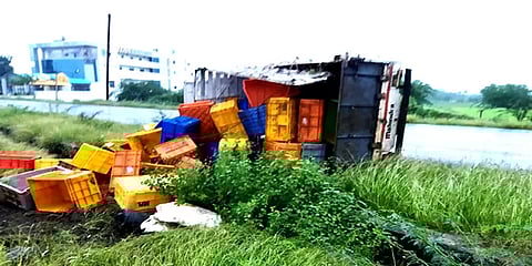 கரூர்: பேருந்துக்காக காத்திருந்தவர்கள் மீது வாகனம் மோதிய விபத்தில் 2 மூதாட்டிகள் பலி