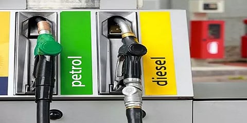 கலால் வரி குறைப்பு எதிரொலி: சென்னையில் குறைந்த பெட்ரோல் டீசல் விலை