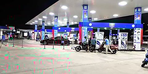 பெட்ரோல், டீசல் விலை குறைப்பு: மீண்டும் உயர்த்தப்படுமா என்ற அச்சத்தில் மக்கள்