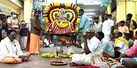 மேல்மலையனூர்: பக்தர்கள் இன்றி அங்காளம்மன் கோயிலில் நடைபெற்ற ஊஞ்சல் உற்சவம்