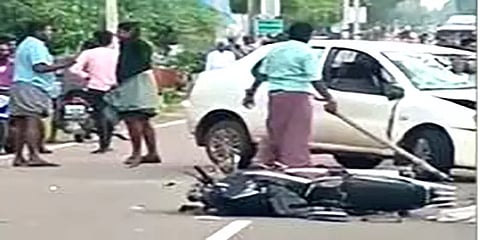 திருவாரூர்: பைக் மீது கார் மோதி விபத்து: போதையில் காரை அடித்து நொறுக்கிய இளைஞர்கள்