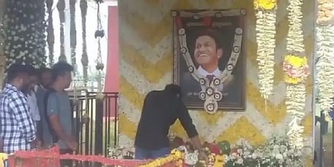 புனித் ராஜ்குமார் நினைவிடத்தில் நடிகர் சூர்யா கண்ணீர் மல்க அஞ்சலி