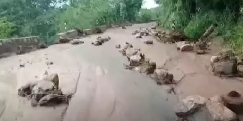 சேலம்: ஏற்காடு மலைப்பாதையில் மண்சரிவு - மாற்று பாதையில் செல்ல அறிவுறுத்தல்