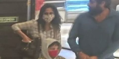 மகனுடன் ‘அண்ணாத்த’ படத்தை தியேட்டரில் ரசித்துப் பார்த்த ஷாலினி அஜித்