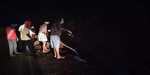 கொடைக்கானல்: பள்ளத்தில் கார் கவிழ்ந்த விபத்தில் குழந்தை உட்பட 3 பேர் பலி