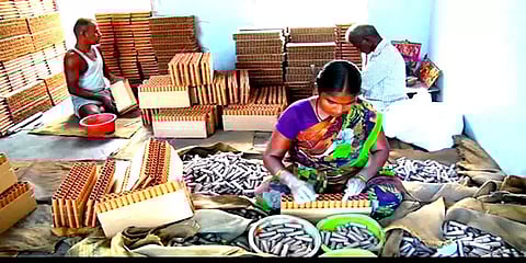 தீபாவளி பட்டாசு விற்பனை: நாடு முழுவதும் ரூ. 4300 கோடிக்கு வர்த்தகம் நடைபெற்றதாக தகவல்