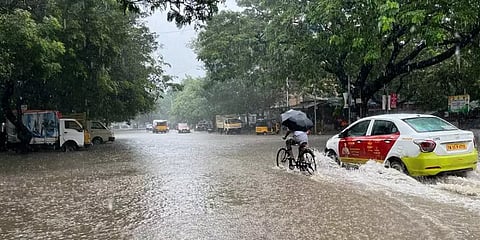 கனமழை எதிரொலி: தமிழகத்துக்கு விரைந்த தேசிய பேரிடர் மீட்புப் படை