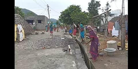 செய்தி எதிரொலி: அடிப்படை வசதிகளால் புத்துயிா் பெறும் இருளர் குடியிருப்பு