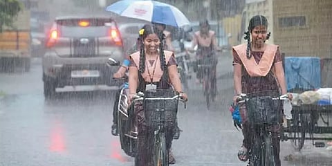 பள்ளி, கல்லூரிகளுக்கு விடுமுறை... மாவட்ட நிர்வாகமே முடிவெடுக்கலாம்: தமிழக அரசு