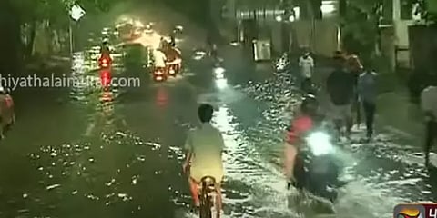 சென்னை ஆழ்வார்பேட்டையில் தேங்கிய மழைநீர் - பொதுமக்கள் கடும் அவதி