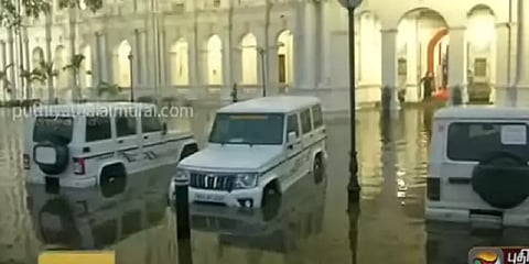 சென்னையில் தொடர் கனமழை: ரிப்பன் மாளிகையை சூழ்ந்த மழைநீர்