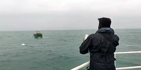 மீனவர்கள் கரை திரும்புமாறு நடுக்கடலுக்கு சென்று எச்சரிக்கை விடுத்த கடலோர காவல்படையினர்