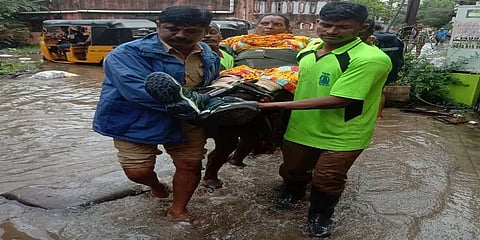 சென்னை கனமழை: முழுவீச்சில் மீட்புப்பணிகள் – இதுவரை 107 பேரை மீட்ட தீயணைப்புத்துறை