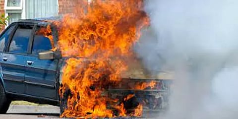 சென்னை: சாலையில் திடீரென தீப்பிடித்த கார் - உயிர்தப்பிய குடும்பம்