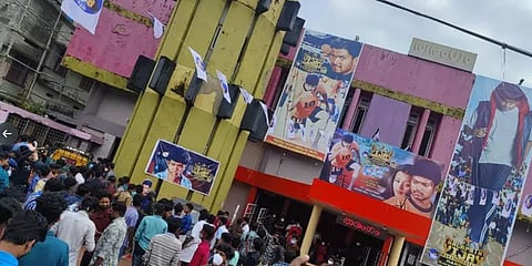 கேரளாவில் ’கில்லி’ ரீ-ரிலீஸ்: தியேட்டரை தெறிக்கவிட்ட விஜய் ரசிகர்கள்