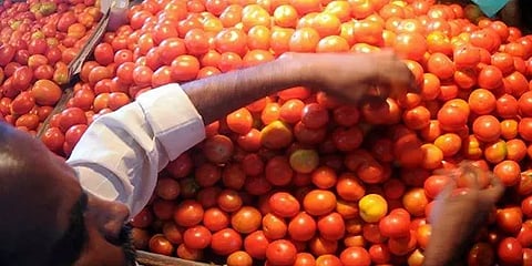 வரத்து குறைவால் நூறு ரூபாயை எட்டிய தக்காளி விலை - காய்கறிகளின் விலையும் உயர்வு