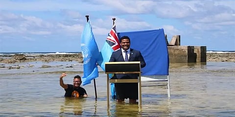 பருவநிலை மாற்ற மாநாடு : முழங்கால் அளவு ஆழம் கொண்ட கடல் நீரில் நின்று பேசிய துவாலு அமைச்சர்