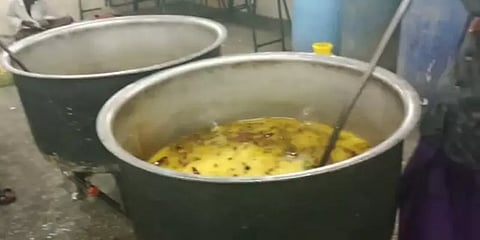 சென்னை: மழையால் பாதிக்கப்பட்டவர்களுக்கு மாநகராட்சி சார்பில் உணவு சமைக்கும் பணிகள் தீவிரம்