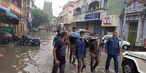 தேங்கிய மழைநீர்... முதியவரை கட்டிலோடு தூக்கிச்சென்று மருத்துவமனைக்கு அனுப்பிய போலீசார்