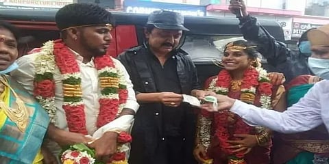 மழையில் ஆய்வு செய்த முதல்வரிடம் ஆசிர்வாதமும் அன்பளிப்பும் பெற்ற புதுமணத் தம்பதி