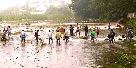 திண்டாட்டத்திலும் கொண்டாட்டம்: சென்னை சாலை நீரில் மீன்பிடித்து விளையாடும் இளைஞர்கள்
