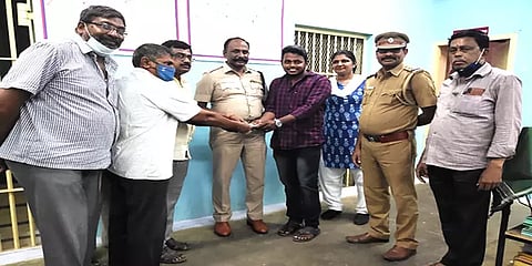 வறுமையிலும் நேர்மை: கேட்பாரற்று சாலையில் கிடந்த பணத்தை போலீசிடம் ஒப்படைத்த இளைஞர்