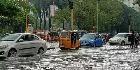 சென்னை தி.நகரில் தேங்கி நிற்கும் மழை நீரால் குடியிருப்பு வாசிகள் கடும் பாதிப்பு