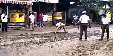 கோவை: குண்டும் குழியுமான சாலையை சீரமைத்த போக்குவரத்து போலீசாருக்கு குவியும் பாராட்டு