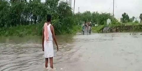 புழல் ஏரியில் உபரி நீர் திறப்பு: நெடுஞ்சாலையை சூழ்ந்த வெள்ளம்