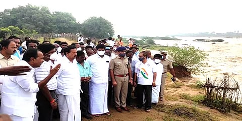 தென்பெண்ணை ஆற்றின் குறுக்கே கட்டப்பட்ட தடுப்பணை உடைந்து வீணாக வெளியேறும் தண்ணீர்