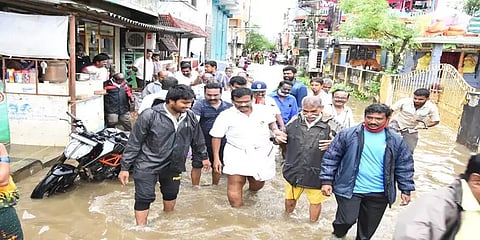 தண்ணீர் தேங்கியுள்ள பகுதிகளில் படகு மூலம் ஆவின் பால் வினியோகம்- அமைச்சர் சா.மு.நாசர்