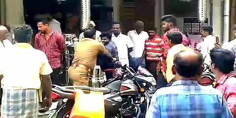 வாகன தணிக்கை: கன்னத்தில் அடித்த சிறப்பு உதவி ஆய்வாளரை திருப்பி அடித்த இளைஞர் கைது