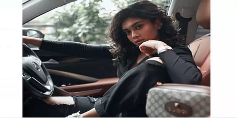 ஸ்டைலிஷ் லுக்கில் ’சார்பட்டா’ துஷாரா விஜயன்: கவனம் ஈர்க்கும் புகைப்படங்கள்