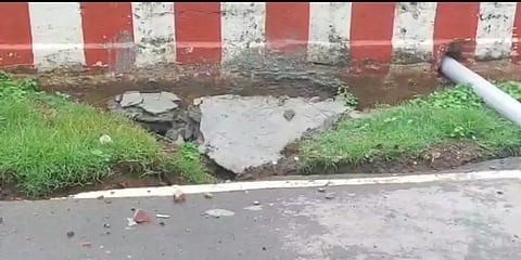 திருவாரூர்: தடையைமீறி வாகனங்கள் நிறுத்தம்–இடிந்துவிடும் அபாயத்தில் கமலாலய குளத்தின் சுவர்