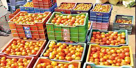 தொடர் மழை எதிரொலி - கிடுகிடுவென உயரும் தக்காளி உள்ளிட்ட காய்கறிகளின் விலை