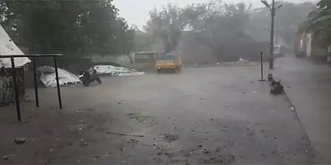 மதுரவாயலில் மழையால் குண்டும் குழியுமாக மாறிய சாலைகள்