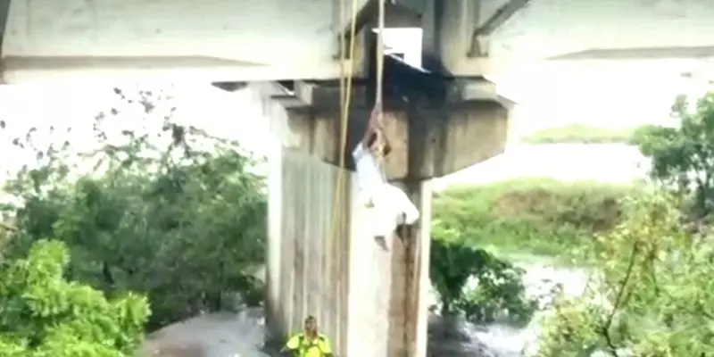 மதுபோதையிலேயே பாலாற்றில் உறங்கியவரை அடித்துச் சென்ற வெள்ளம் - 3 நாட்களாக தவித்தவர் மீட்பு