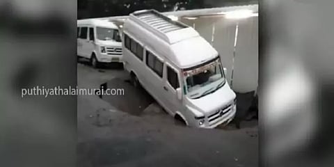 தொடர்மழை பாதிப்பு: கே.கே.நகர் சாலையில் திடீரென ஏற்பட்ட பள்ளத்தில் சிக்கிய வேன்