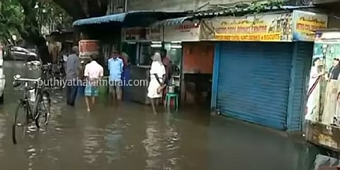 எழும்பூர் சாலைகளில் அதிகளவில் தேங்கியுள்ள மழை நீர்: மக்கள் கடும் அவதி