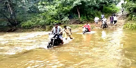 சத்தியமங்கலம்: ஆபத்தை உணராமல் காட்டாற்று வெள்ளத்தை கடந்து செல்லும் மலைகிராம மக்கள்