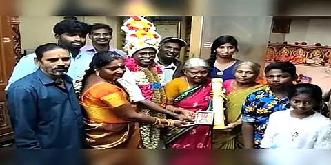 புதுச்சேரி: பத்மஸ்ரீ விருதுபெற்ற மட்பாண்ட கலைஞர் முனுசாமிக்கு உற்சாக வரவேற்பு