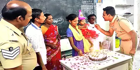சென்னை: முகாமில் தங்கியுள்ள ஒரு வயது குழந்தையின் பிறந்தநாளை கேக் வெட்டி கொண்டாடிய போலீசார்