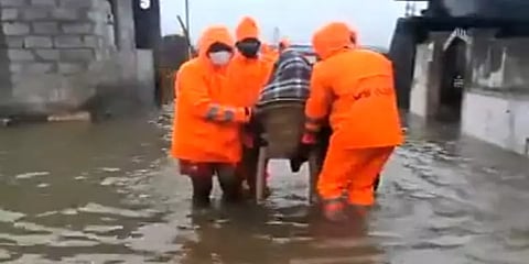 சென்னை: பிறந்து சில நாட்களே ஆன கைக் குழந்தையுடன் மழை நீரில் சிக்கிய பெண் மீட்பு