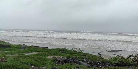 அலைகள் ஆர்ப்பரித்து சீற்றத்துடன் காணப்படும் திருவொற்றியூர் கடல்