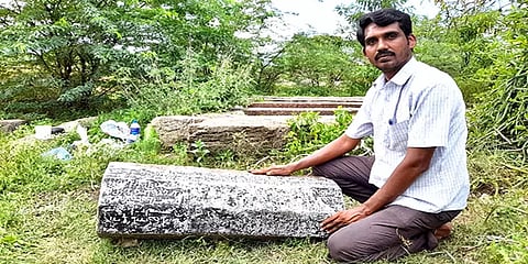 மதுரை: சிதிலமடைந்த கோயிலில் கண்டறியப்பட்ட கிபி. 13ஆம் நூற்றாண்டைச் சேர்ந்த தமிழ் கல்வெட்டு