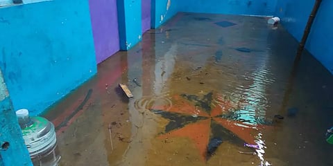 எண்ணூர்: வீடுகளுக்குள் தண்ணீர் புகுந்ததால் மக்கள் மிகுந்த அவதி