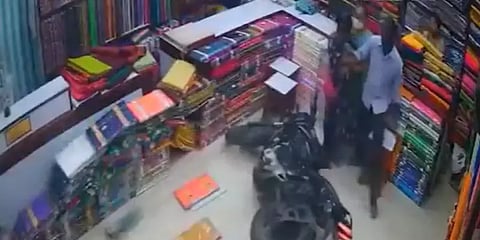 தெலங்கானா: பிரேக் வயர் பிரச்னையால் திடீரென கடைக்குள் புகுந்த இருசக்கர வாகனம்